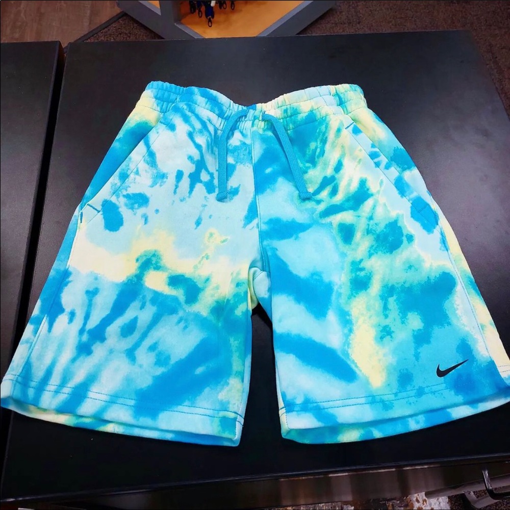 Nike shorts kids large
